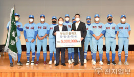 하윤수 교육감, 봉황대기 전국고교야구대회 우승 부산고 격려