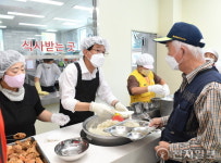 정종복 기장군수, 정관노인복지관 방문해 배식 봉사