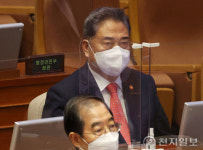 [천지포토] 대표연설 듣는 박진 외교부 장관