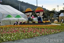 [천지포토] 괴산유기농엑스포 광장서 쉬고 있는 시민들