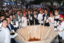 [천지포토] ‘2022 수원 통닭거리 축제, 통닭에 빠지다’