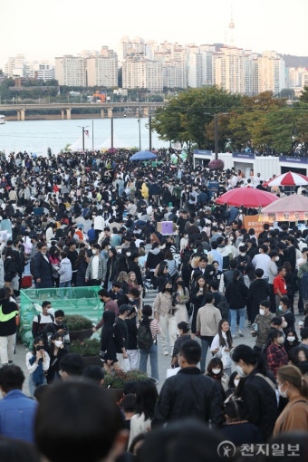[포토] 불꽃축제 인파 몰린 여의도한강공원