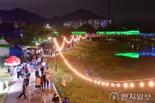 [포토] 장성 황룡강 가을꽃축제장 ‘플라워터널 야간 조경’ 인기