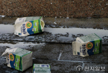 [포토] “폐업 통보받은 우리, 푸르밀에게 우유를 반납한다”