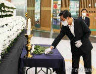 [포토] 무거운 마음으로 헌화하는 김동연 경기도지사