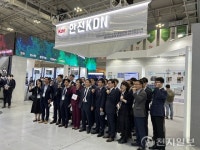 [포토] ‘BIXPO 2022’서 기념사진 찍는 김장현 한전KDN 사장