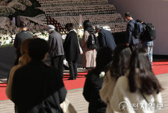[이태원 참사] 추운 날씨도 막을 수 없는 추모 행렬… 10만명 조문