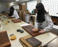 낡은 서화에 생기 불어넣는 홍종진 배첩장, 공개행사 펼쳐
