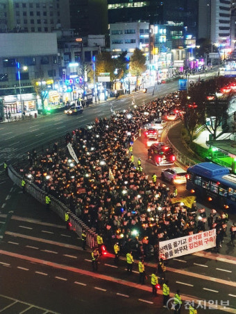 [포토] 대통령실 방향으로 행진하는 촛불전환행동