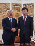 황인홍 무주군수, 김진표 국회의장 만나 태권도사관학교 설립 예산 요청