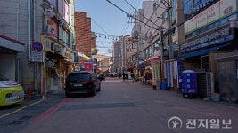 [르포] 영하 10도 한파에 손님 뚝… ‘주민 이동통로’ 된 전통시장