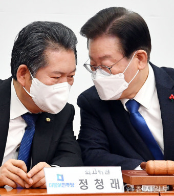 [포토] 정청래 최고위원과 대화하는 이재명 대표