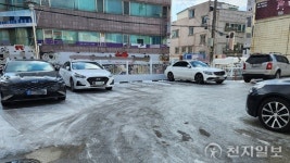 [포토] ‘꽁꽁’ 얼어버린 평택시 공영 주차장