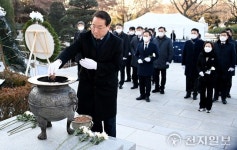 유정복 인천시장, 현충탑 참배 및 민생현장서 2023년 새해 열어