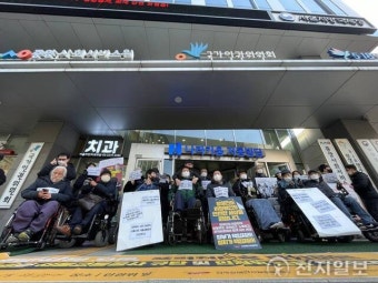 [단독] 인권위, ‘전장연 지하철 시위 서울시·경찰청·교통공사 과잉대응’ 조사 착수