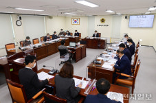 경남도가 부속의무실 운영 조례 폐지하겠다 나서… 도의회 ‘제동’
