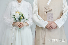 첫 대면 ‘설 명절’… “한복 ‘옷고름’ 이렇게 매고 어른께 인사드려요”