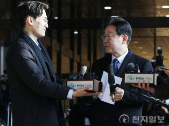 [포토] 검찰 출석 전 취재진과 대화하는 이재명 대표