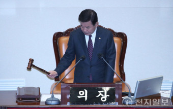 [포토] 의사봉 두드리는 김진표 국회의장