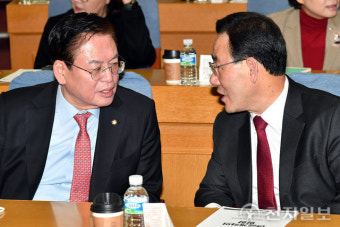 [포토] 대화하는 정우택 국회부의장-주호영 원내대표
