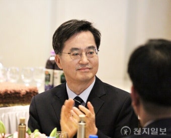 [포토] 경기 여성 신년회 참석하는 김동연 도지사
