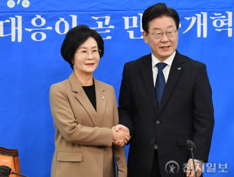 [포토] 악수하는 이재명 대표와 김상희 위원장