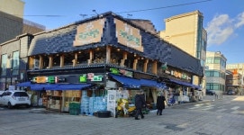 인천 중구 내 마트영업 중 인도 점유… 주민 차도이용 ‘위험천만’ 논란