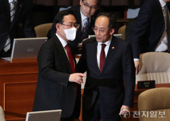 [포토] 추경호 부총리와 대화하는 주호영 원내대표