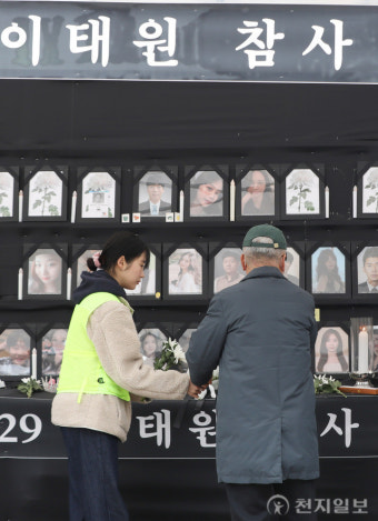 [포토] 이태원 참사 희생자 분향소 찾은 시민
