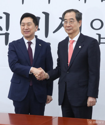 [포토] 한덕수 총리와 인사하는 김기현 대표