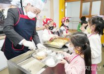 하윤수 부산교육감, 학교급식 현장 찾아 위생점검·의견 청취