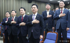 [포토] 국기에 경례하는 김기현 대표