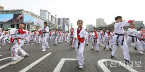 [포토] 다함께 태극 1장 품새… 1만 2천여명 모여 기네스 도전
