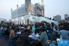 [현장] 마스크 해제 후 첫 라마단 맞은 한국이슬람성원… 이프타르 함께 즐겨 좋아