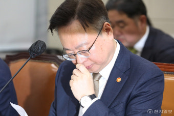 [포토] 생각에 잠긴 조규홍 복지부 장관