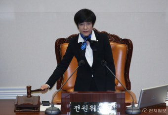[포토] '선거제 개편 전원위' 의사봉 두드리는 김영주 전원위원장