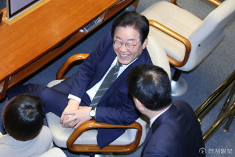 [포토] 동료 의원과 인사하는 이재명 대표