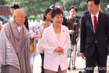 박근혜, 귀향 후 첫 외출로 대구 동화사 찾아… 정치적 언급은 없어
