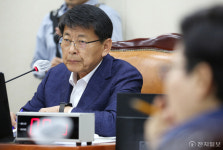 [포토] 의원 발언 듣는 서삼석 기후위기특별위원장