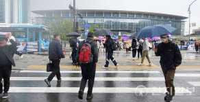 [포토] 부산역 앞 횡단보도 건너는 시민들