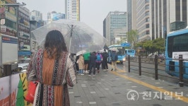 [포토] 부산역 앞 횡단보도 건너는 시민들
