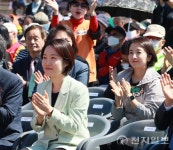 [포토] 축제 참석하는 이소영 국회의원과 박주리 과천시의원