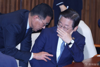 [포토] 동료 의원과 대화하는 이재명 대표