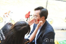 [포토] 페이스페인팅 참여하는 김동연 도지사