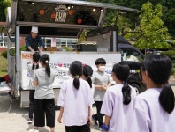 BBQ, 경북 지례초·구성초 합동 운동회서 치킨릴레이