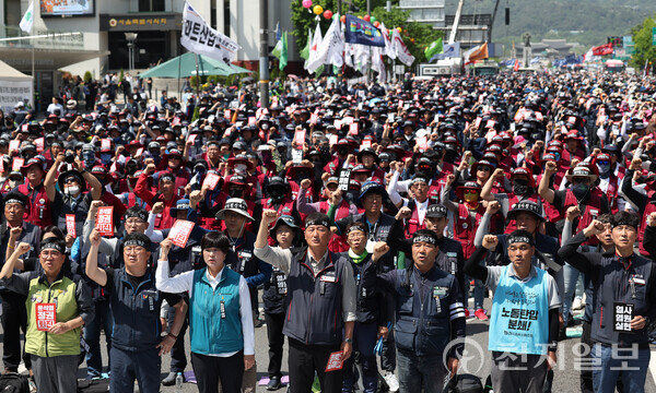 민주노총 조합원 4명, 윤석열 정권 퇴진 집회 불법행위로 구속 기로에etz.