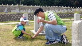 우리 아이 고사리 손 보태요… 현대ENG, 현충원 묘역 정화 가족 봉사 진행