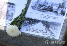 [포토] 추모 글 남기는 참배객