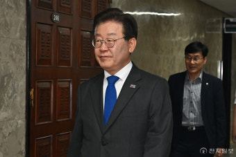 [포토] 비공개 의총 입장하는 이재명