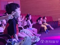 [포토] 강릉단오제 인형극 즐기는 어린이들